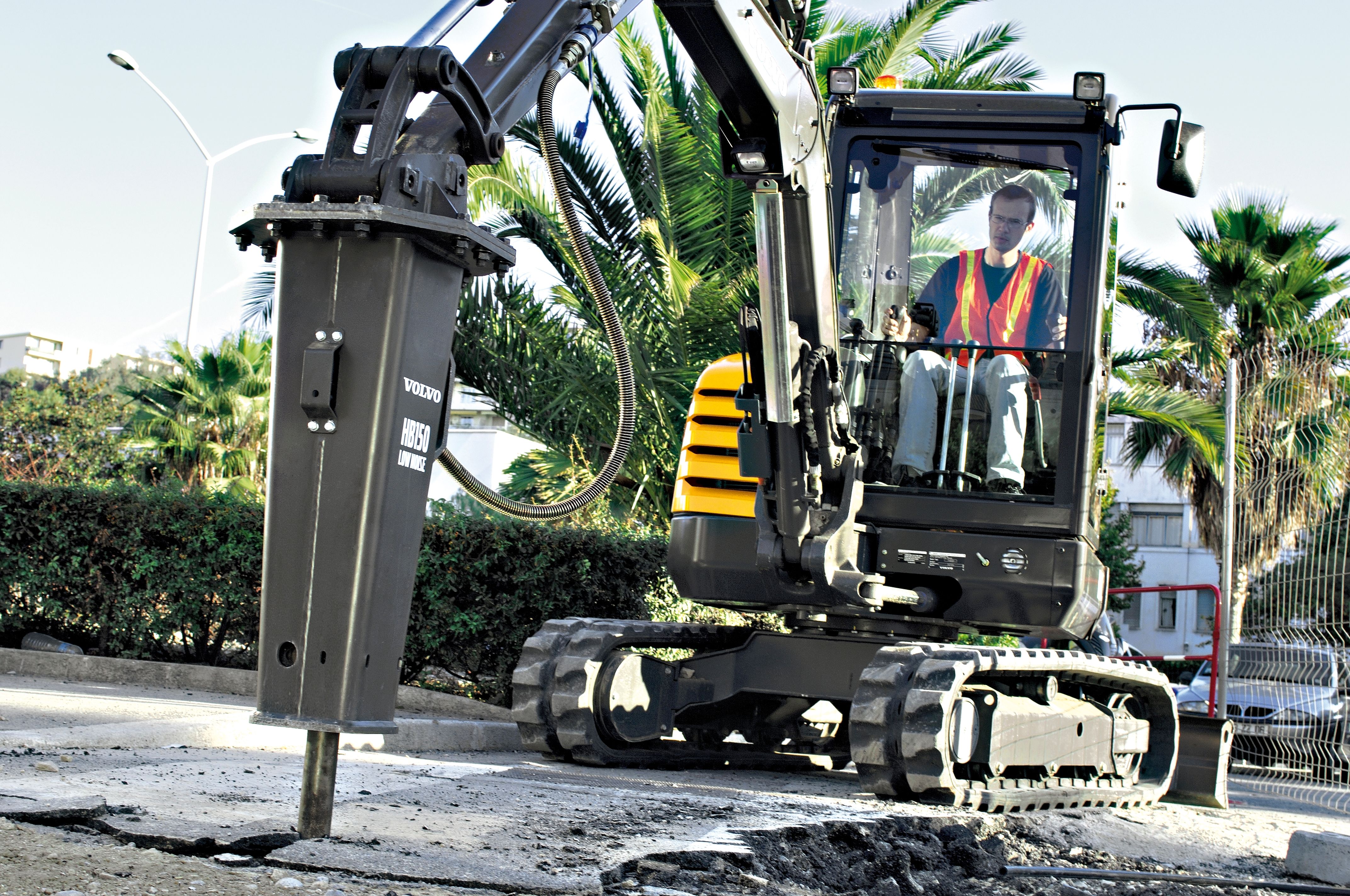 Graafmachine werken met voorzetapparatuur