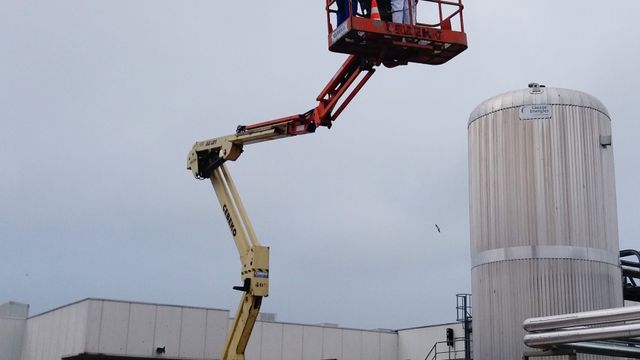 Arbeider gekneld tussen hoogwerker en brug