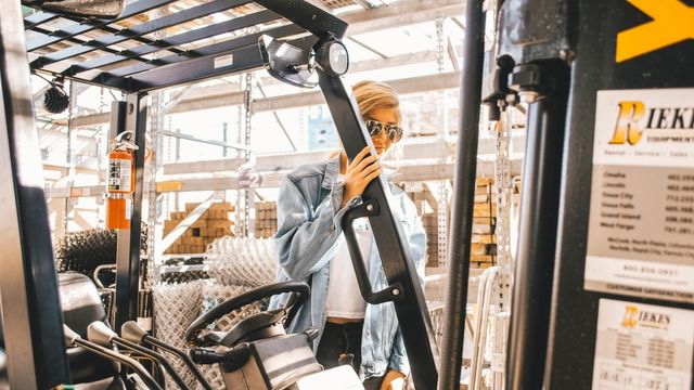 Personen vervoeren of heffen met een heftruck: wat kan of mag?