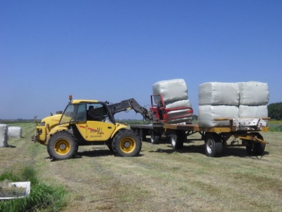 Zwaargewond geklemd tussen balenklem van heftruck