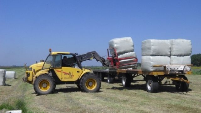 Zwaargewond geklemd tussen balenklem van heftruck