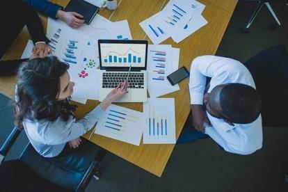 How AI Is Revolutionizing Performance Management in UAE