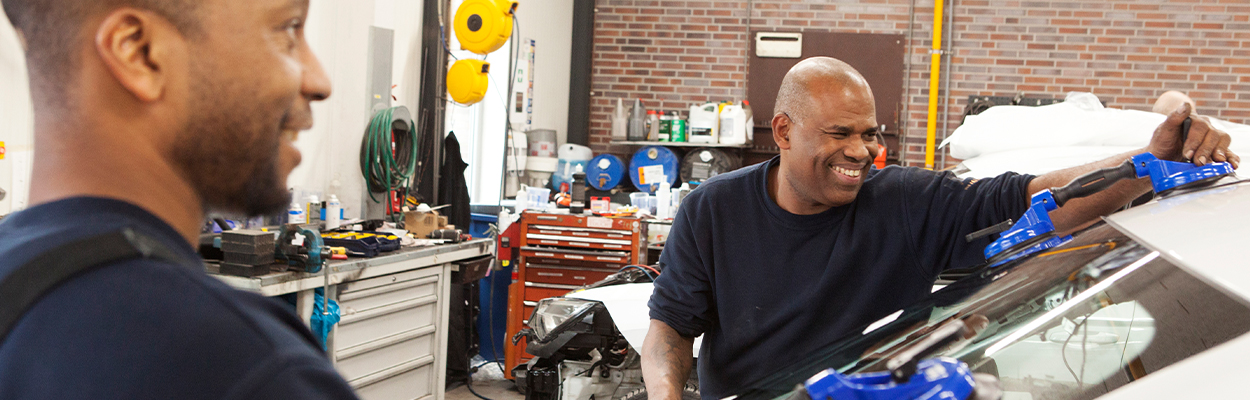 Twee mannen in werkplaats