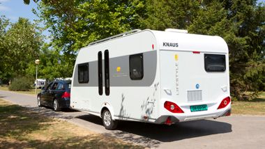 Auto die caravan trekt