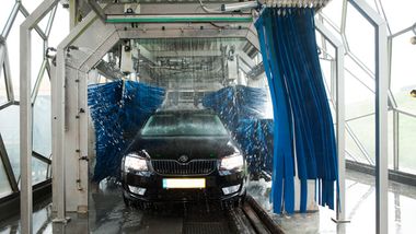 Auto in wasstraat van voren