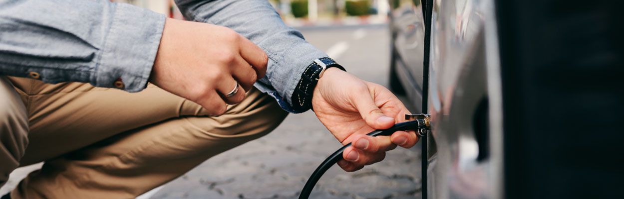 autoband die opgepompt wordt