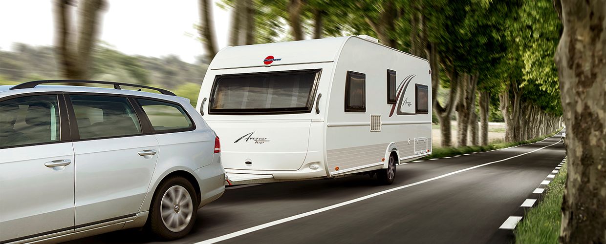 Rijdende auto met caravan