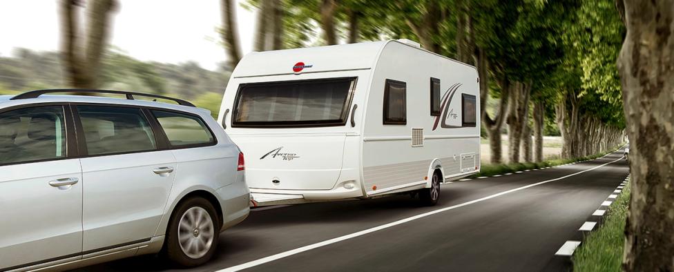 rijdende auto met caravan