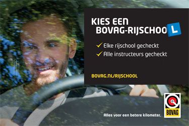 Man in auto achter het stuur 