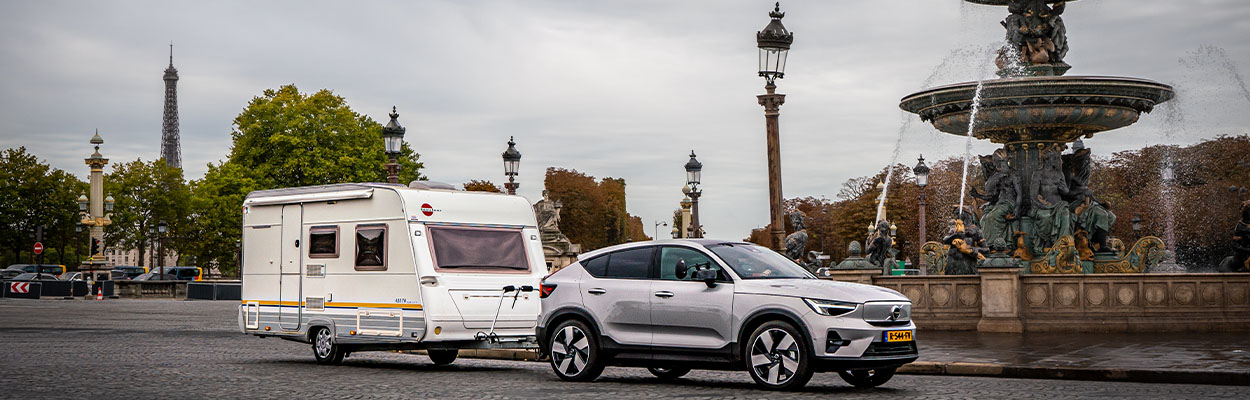 Elektrische auto met caravan erachter 