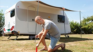 Man voor caravan