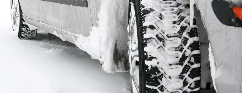 Auto met sneeuw