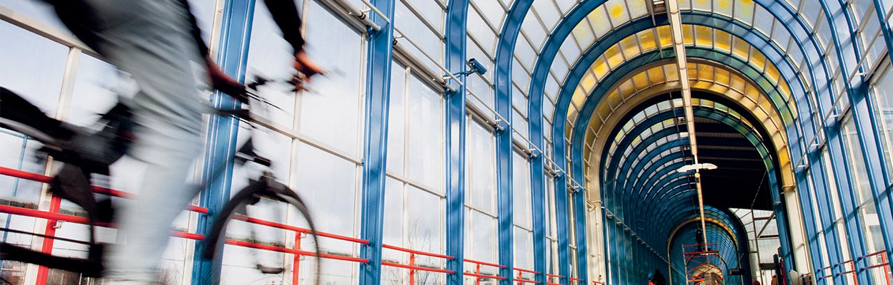 persoon die door hal fietst