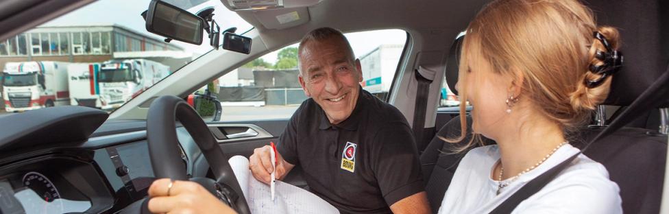 Leerling en instructeur in lesauto