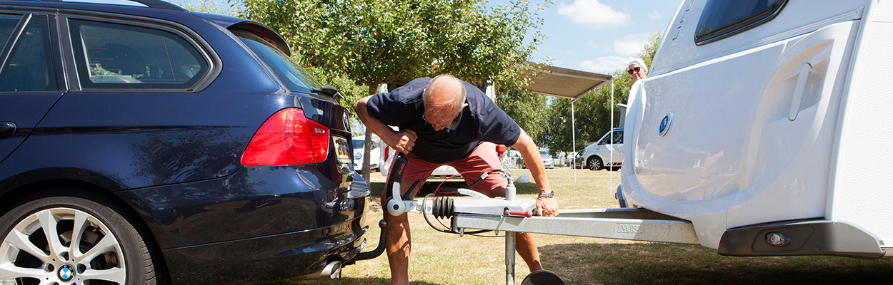 Caravan die gekoppeld word aan auto 