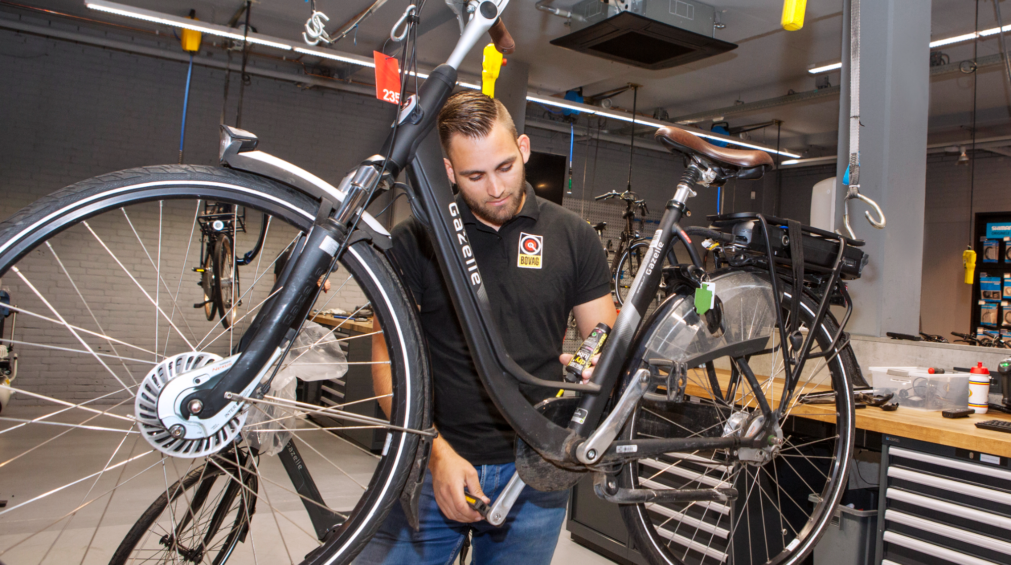 Man met elektrische fiets in werkplaats