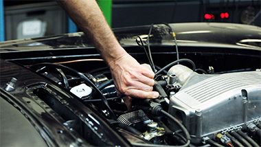 Mannen hand in open auto