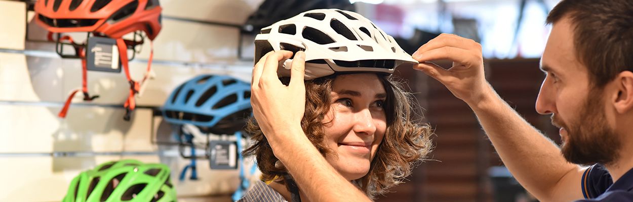 Vrouw met fietshelm op