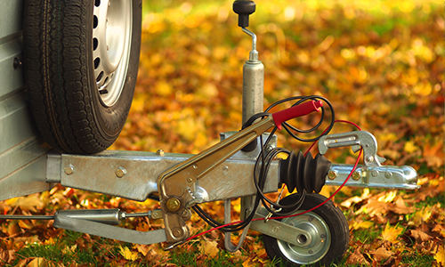 Aanhangwagen in bladeren