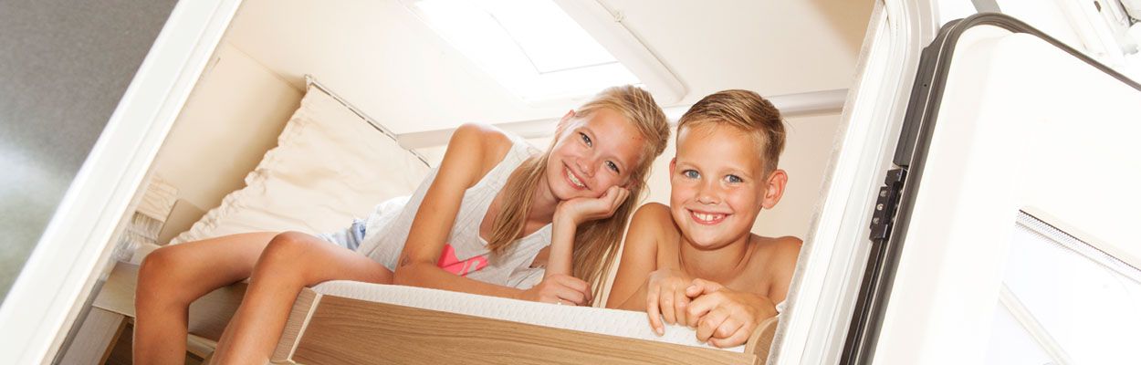 twee kinderen op bed