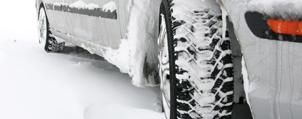 Auto in de sneeuw