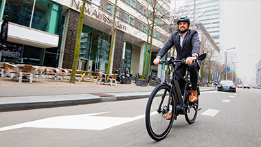 Man met helm op speed pedelec