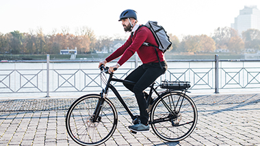 Man op e-bike met helm op