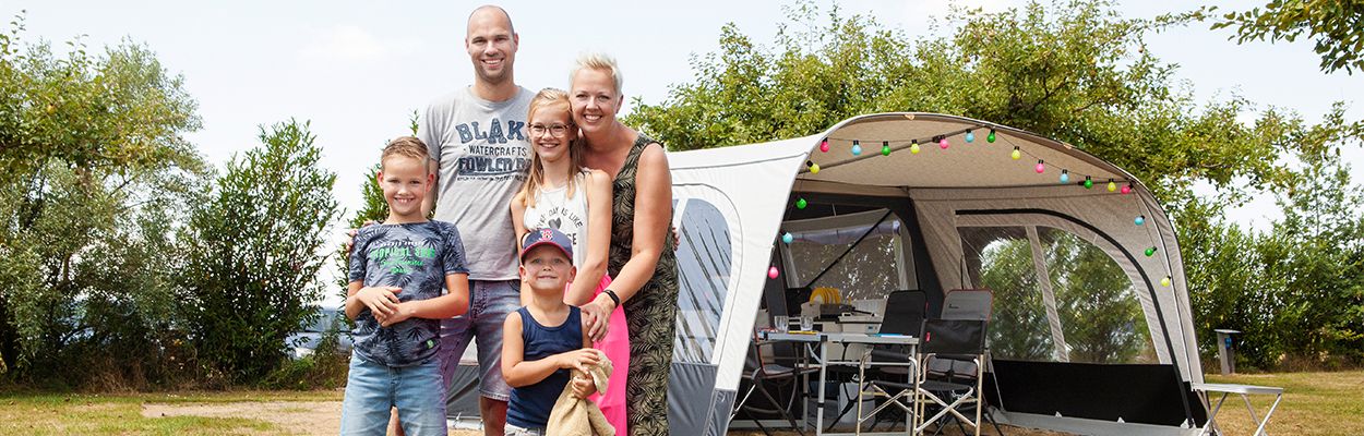 Gezin voor tent op camping