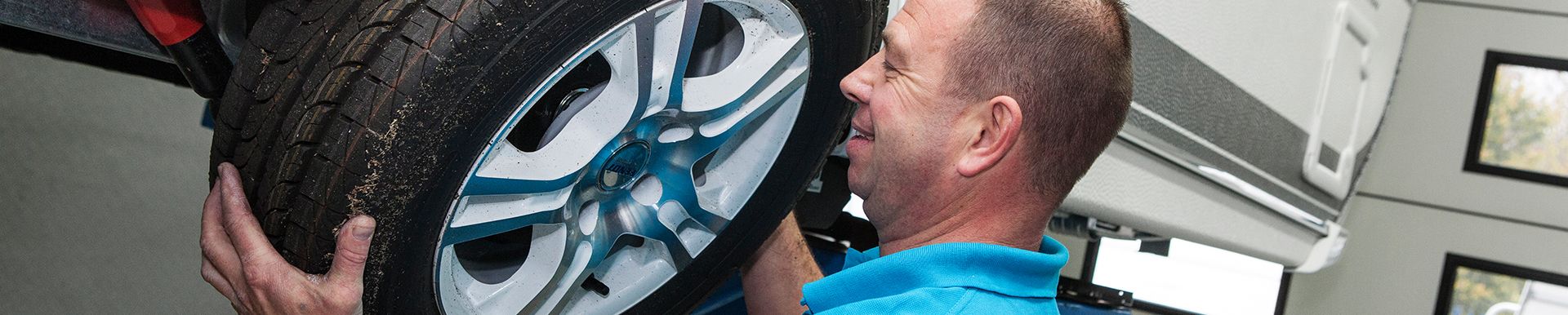 Man met band in zn handen