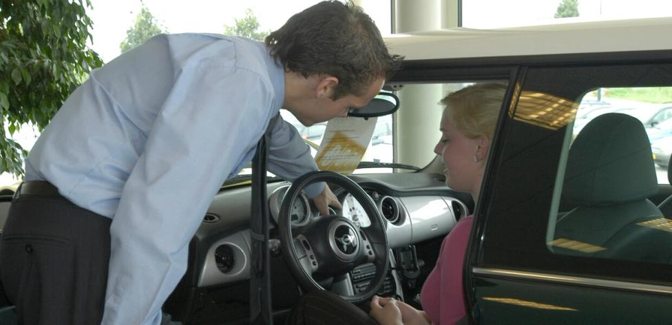 Vrouw in auto, man geeft aanwijzingen