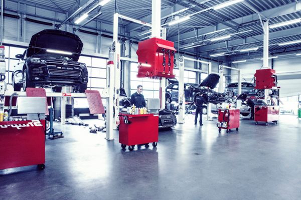 Auto's in werkplaats