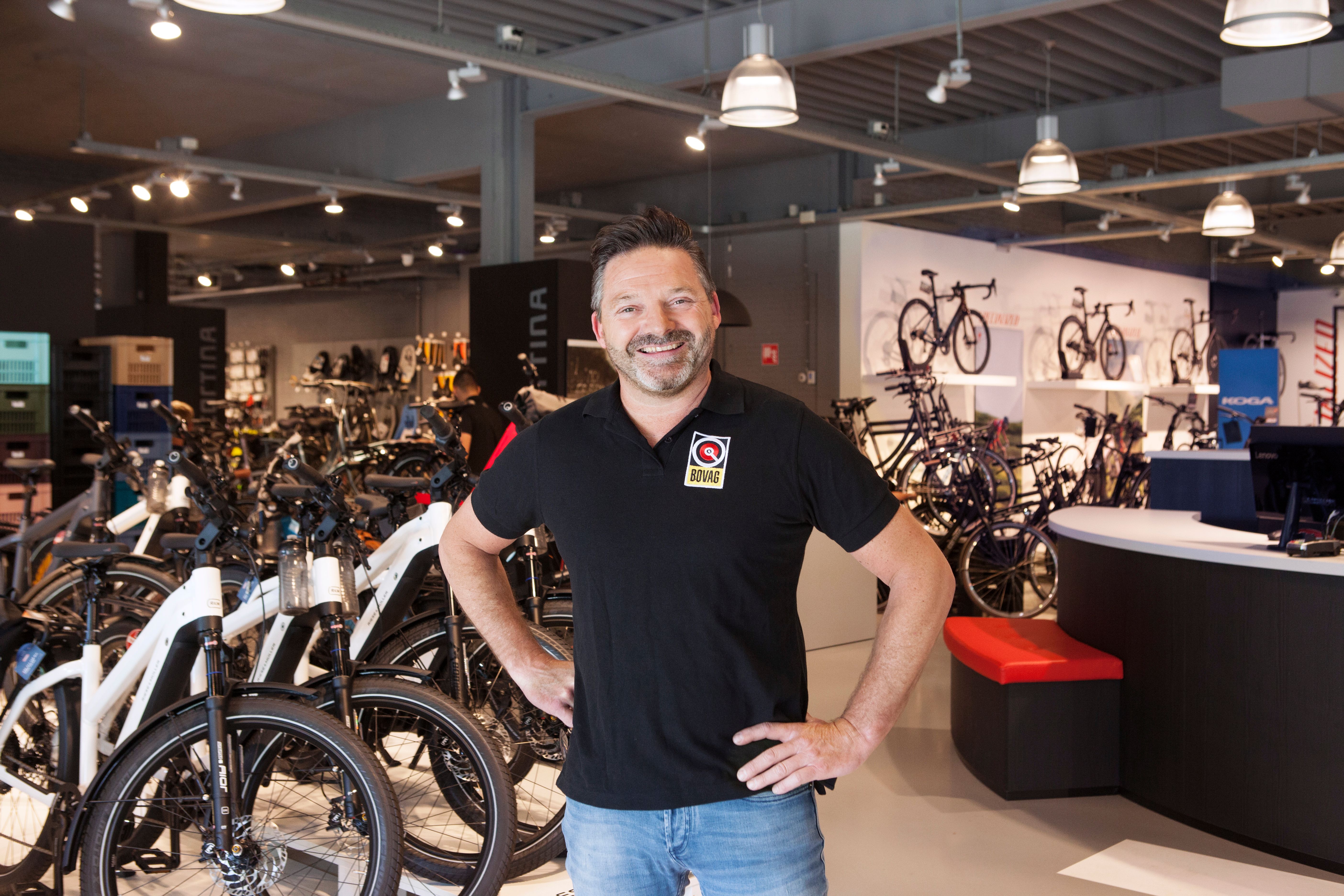 Man voor fietsenshowroom