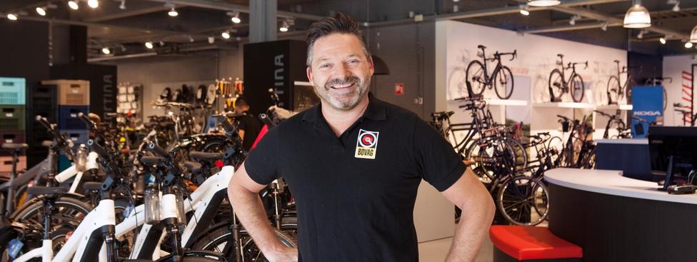 Man voor fietsenshowroom