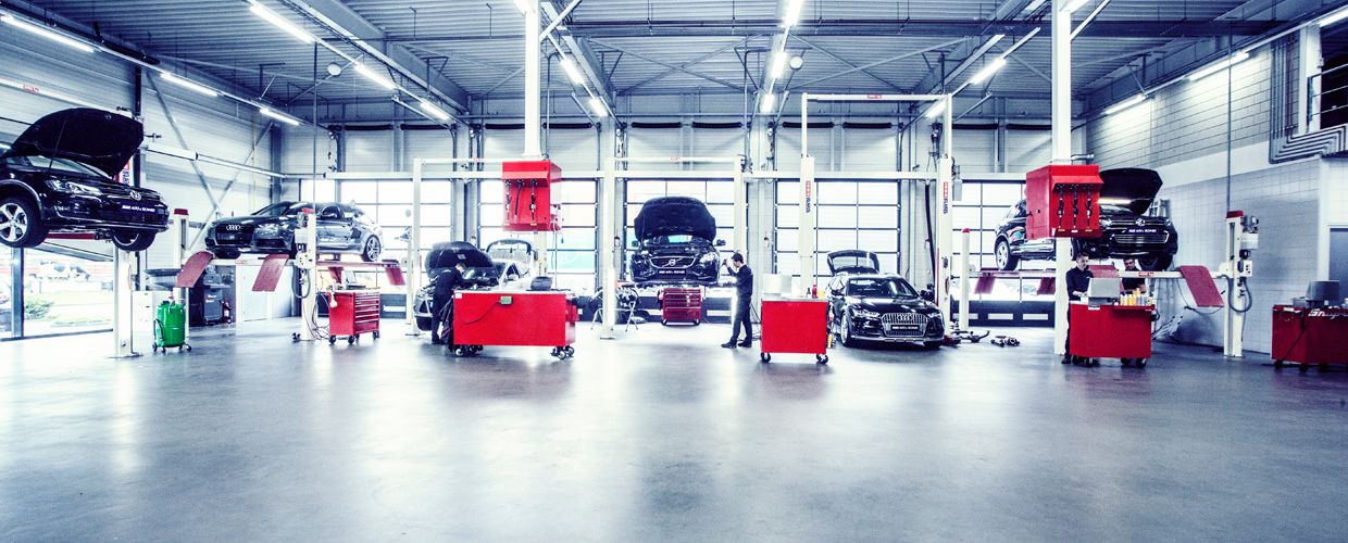 Verschillende auto's in werkplaats