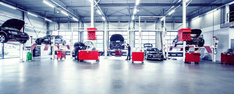 Auto's in werkplaats