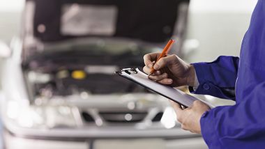 Man met papieren bij auto