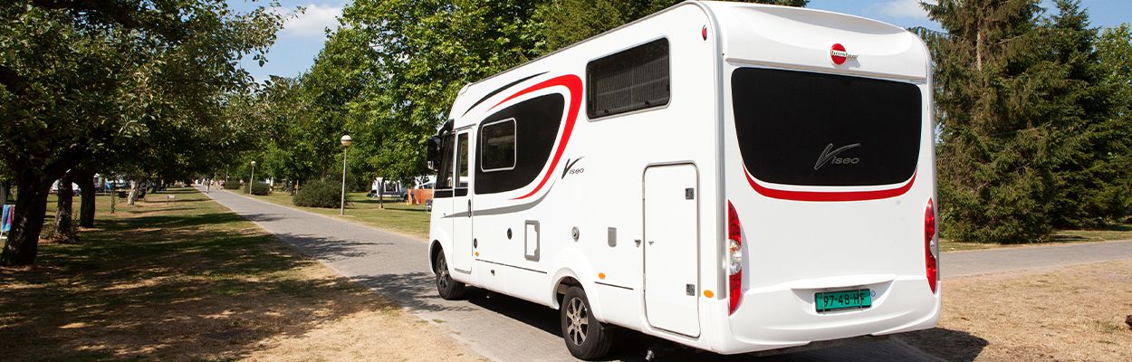 Camper vanaf de achterkant