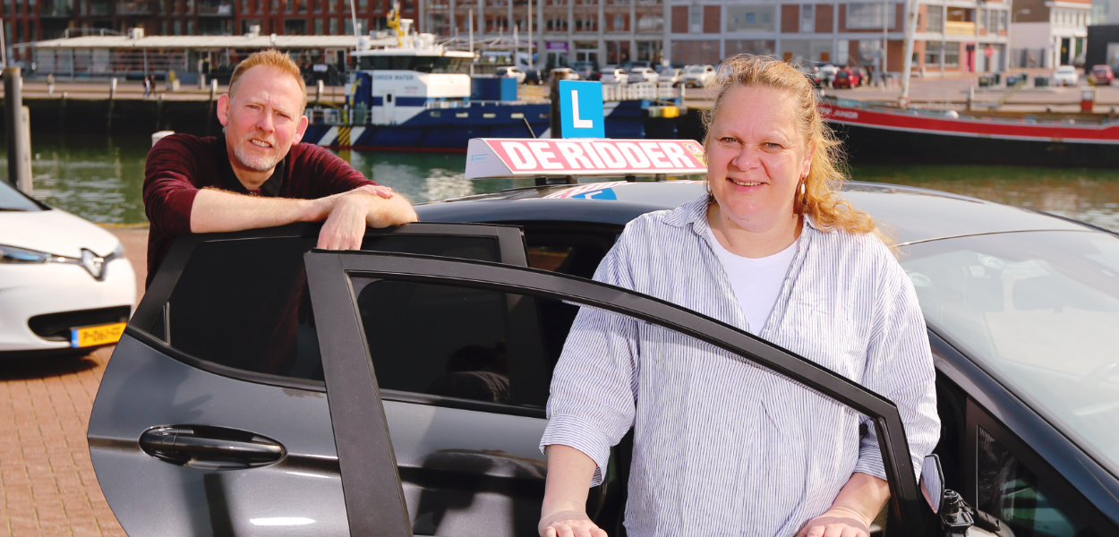 Camille en Rob de Ridder met lesauto 