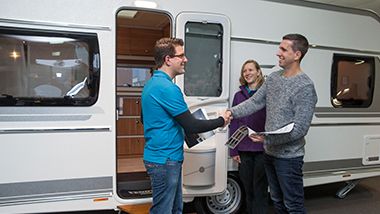 Mannen schudden elkaar de hand