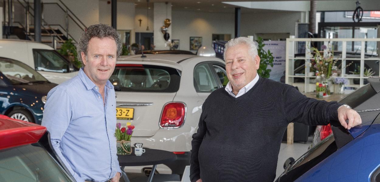 Piet Peters en Piet Peters in dealership 