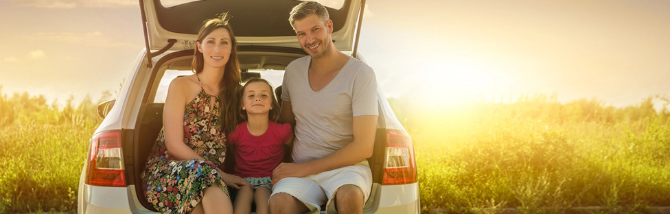 Familie in kofferbak van auto