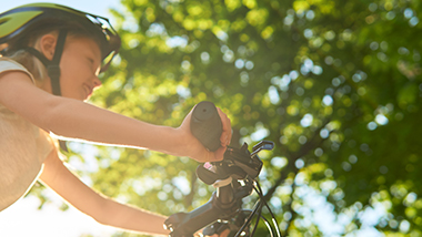 Kind met helm op fiets