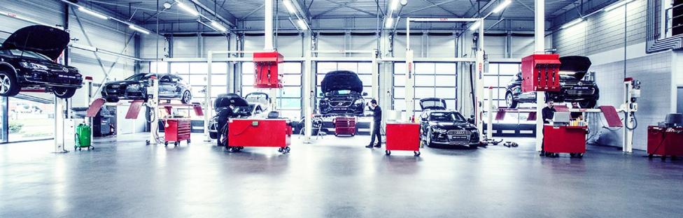 Werkplaats met verschillende auto's