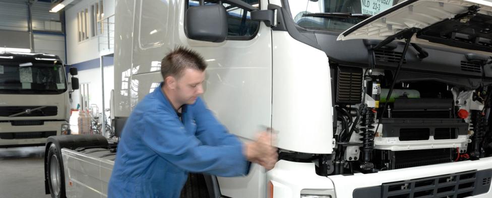Man met vrachtwagen