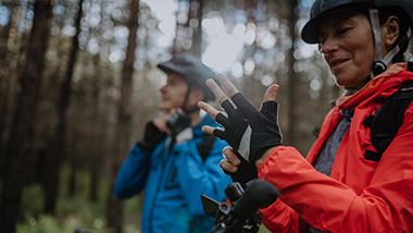 Twee mountainbikers met helm en handschoenen