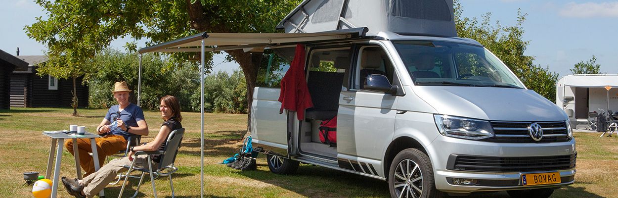 koppel aan tafel voor busje