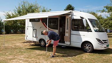 Man bezig met camper