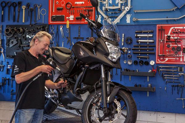 Man die werkt aan motor