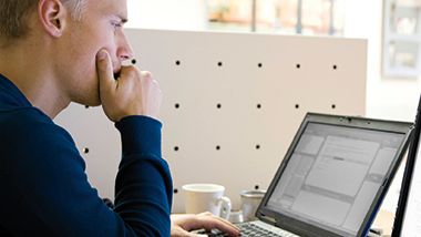 Man met laptop aan het werk