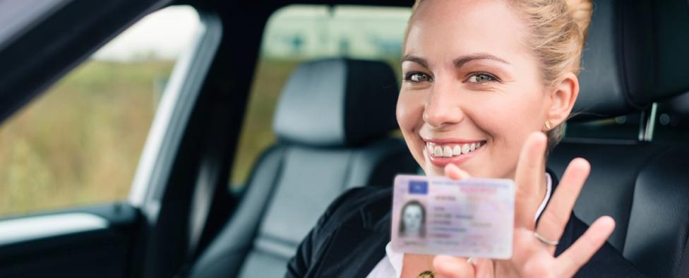 Vrouw in auto met rijbewijs